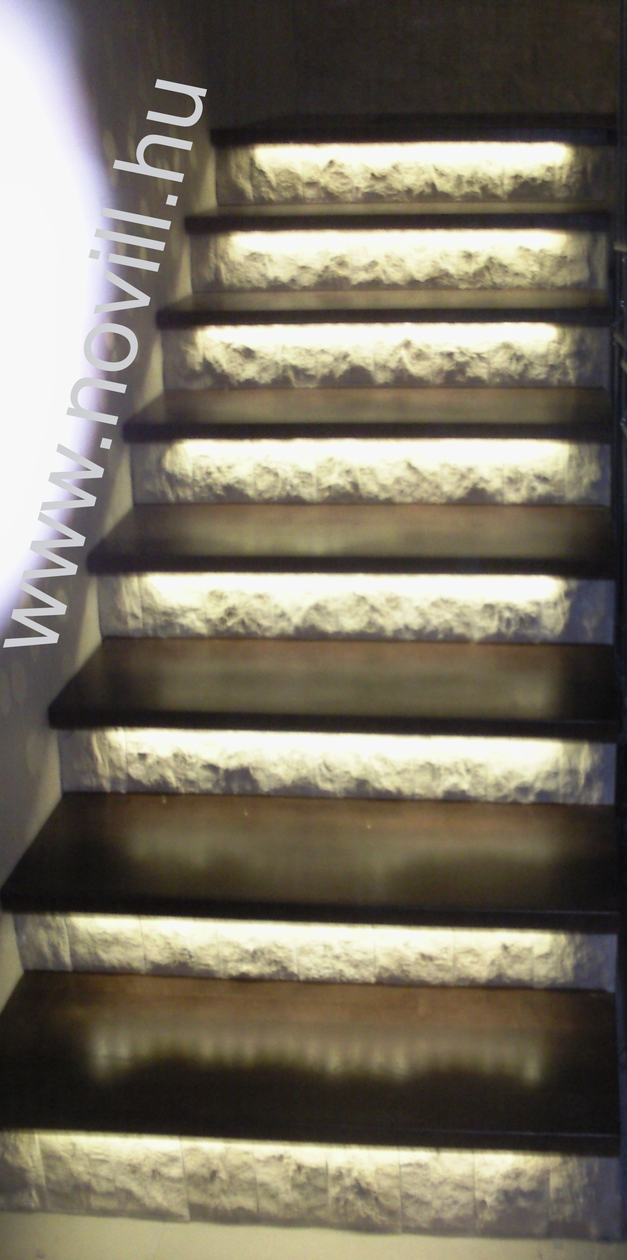 Lépcsőfeljáró led fényes megvilágítása